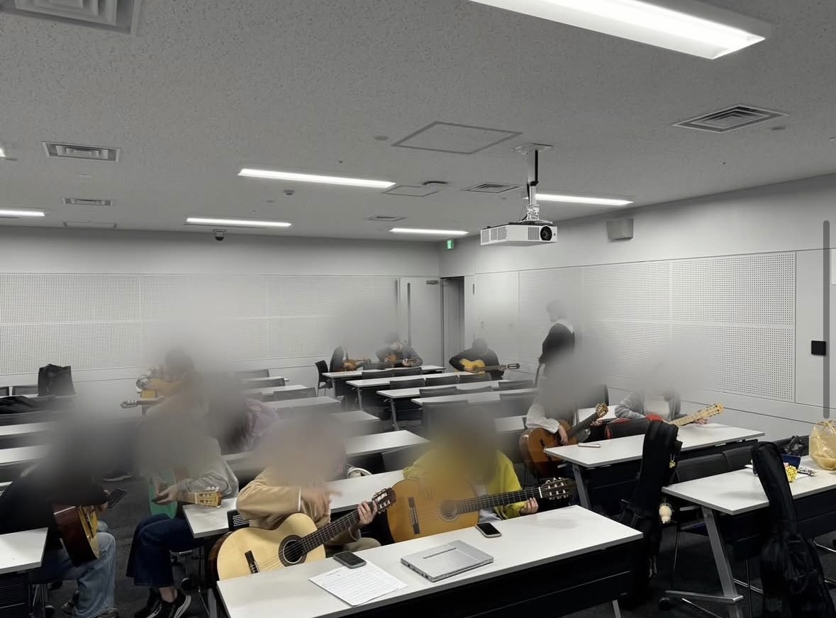 電大　ギターアンサンブル部　練習中の様子