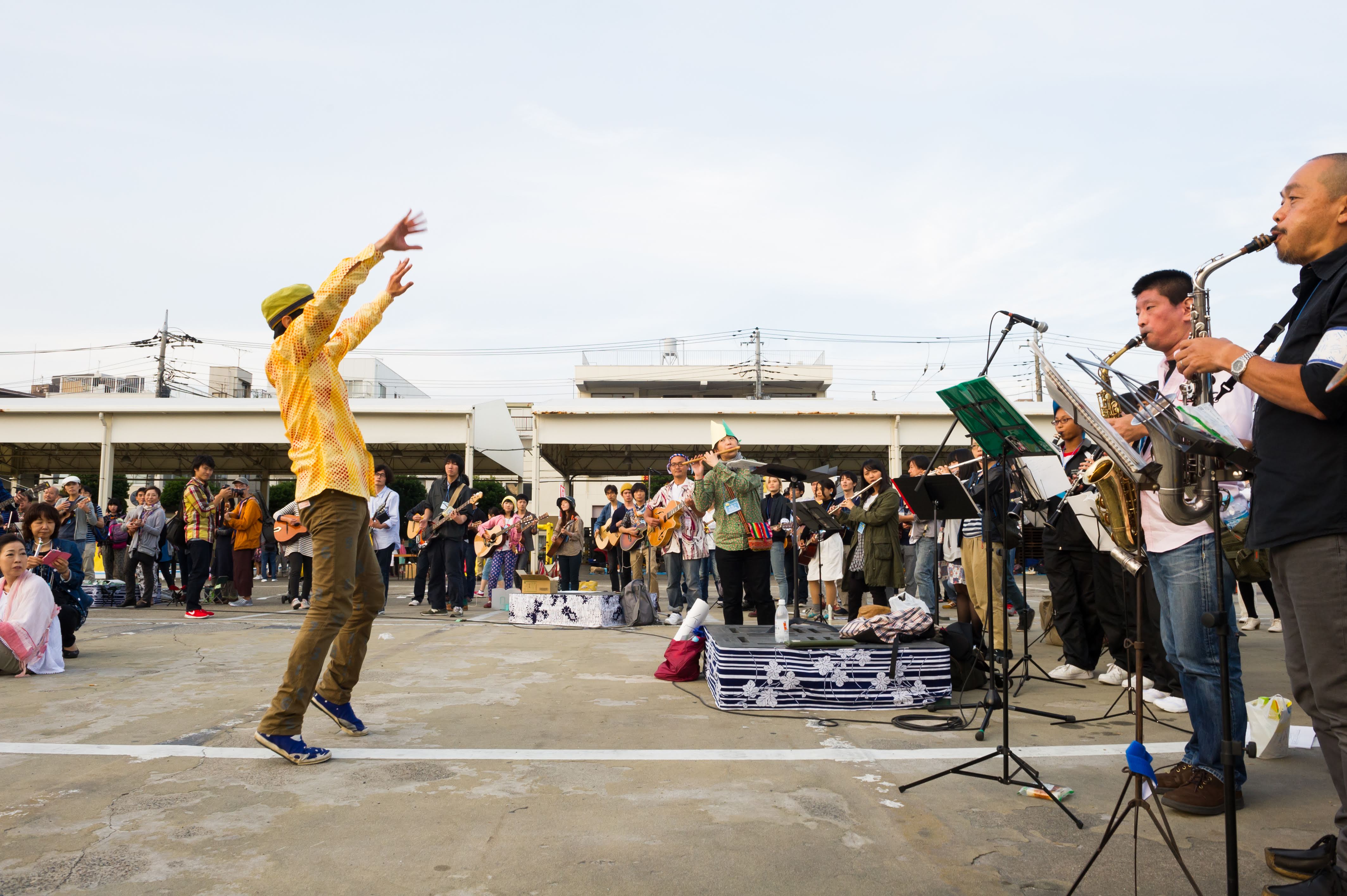 2014年に足立市場で開催した「野村誠 千住だじゃれ音楽祭『千住の1010人』」の様子（撮影：加藤健）